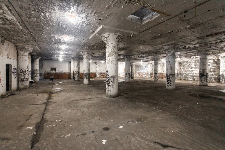 More Photos Of 5151 Bellevue St, Detroit Warehouse For Sale