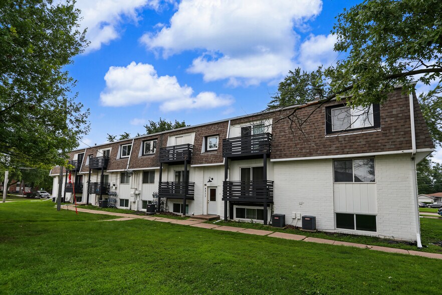 Primary Photo Of 4406 N Division St, Davenport Apartments For Sale