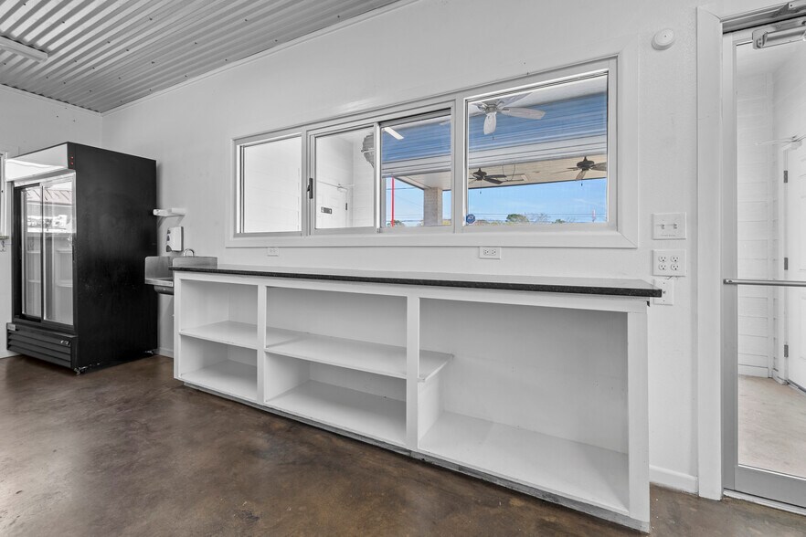 More Photos Of 207 N Henderson Blvd, Kilgore Storefront For Lease