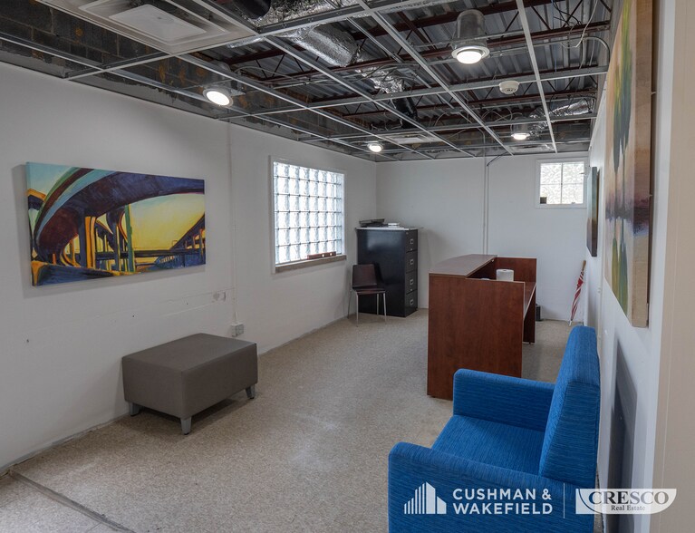 More Photos Of 1101 Jaycox Rd, Avon Veterinarian Kennel For Lease