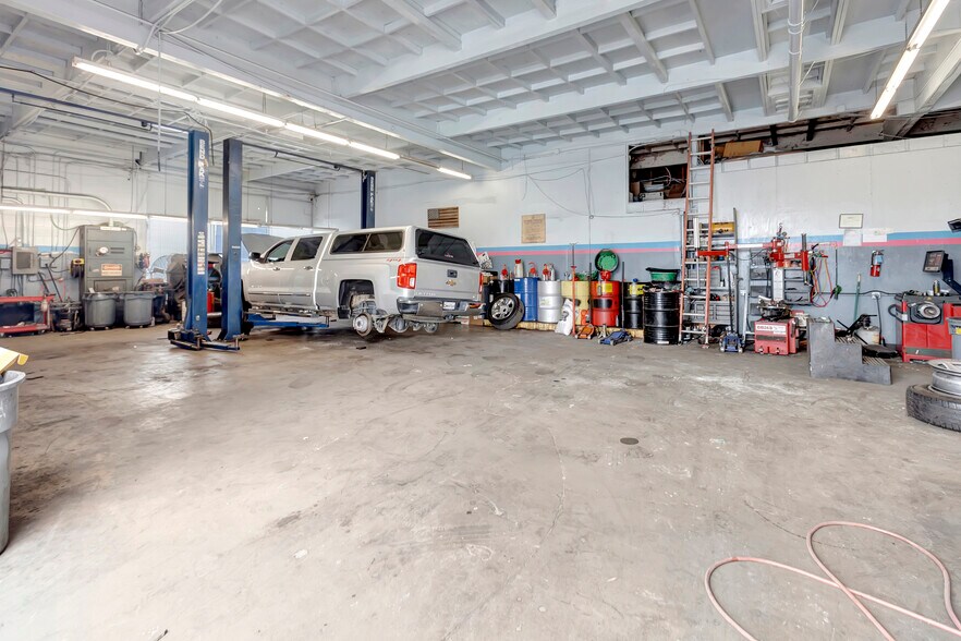 More Photos Of 1731 S Cactus Ave, Bloomington Auto Dealership For Sale