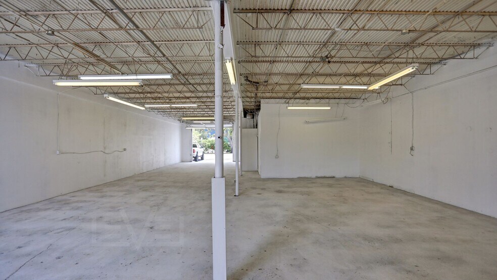 More Photos Of 3930-3948 NE 5th Ave, Oakland Park Warehouse For Lease