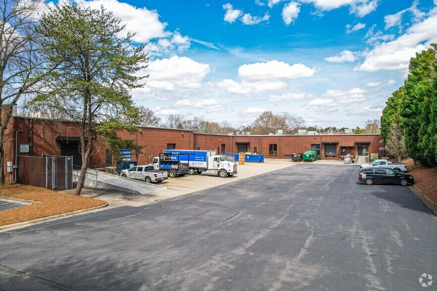 More Photos Of 9625 Southern Pine Blvd, Charlotte Light Distribution For Lease