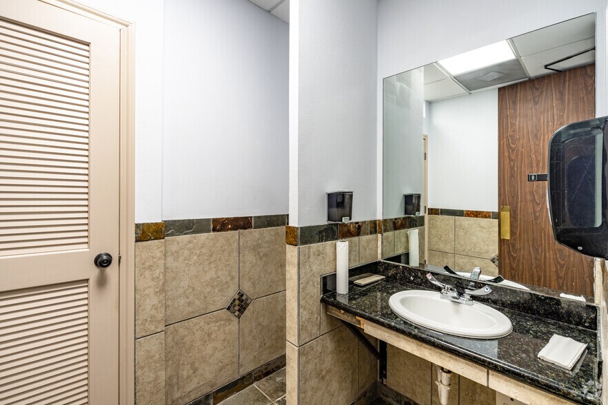 More Photos Of 17510 Red Oak Dr, Houston Office For Sale