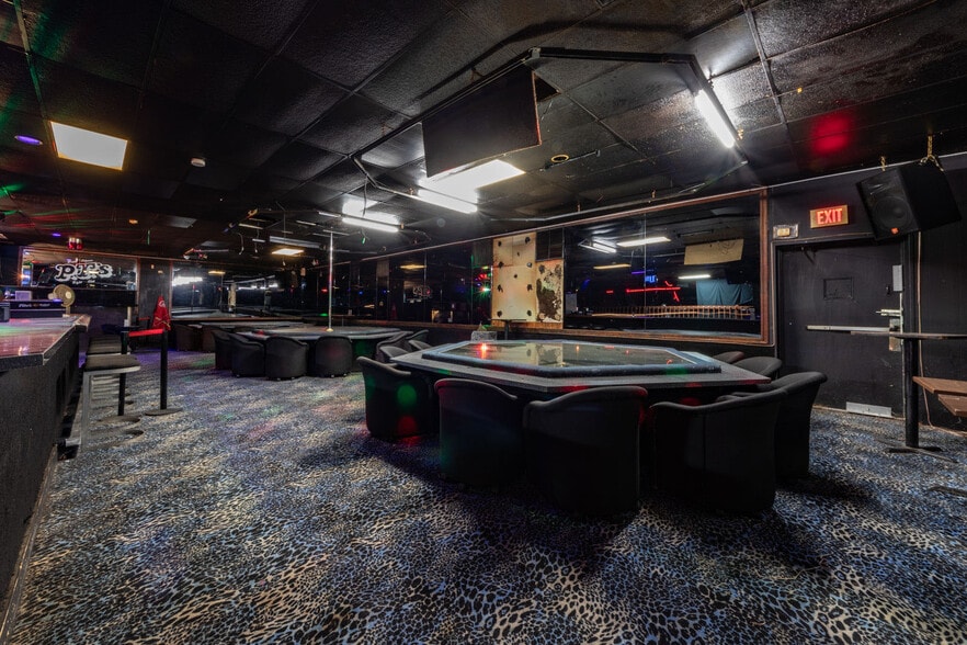 More Photos Of 60 Four Corners Ln, Centreville Bar For Sale