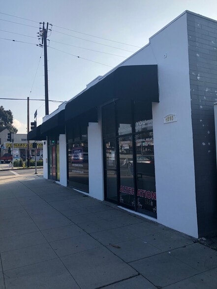 More Photos Of 4901 Dumetz Rd, Woodland Hills Storefront For Lease