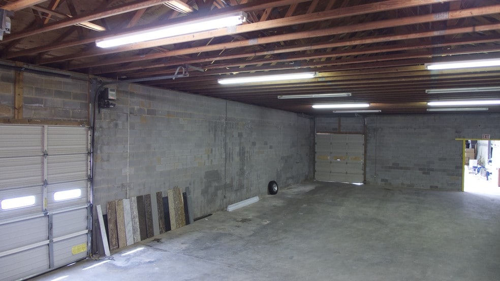 More Photos Of 1507 E Sugar Creek Rd, Charlotte Warehouse For Lease