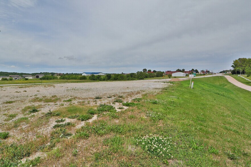 More Photos Of 472 12th St, Tecumseh General Retail For Sale