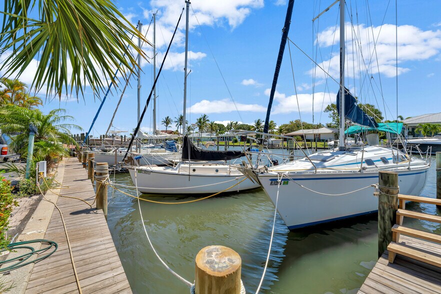 More Photos Of 23 Royal Palm Pointe, Vero Beach Restaurant For Sale