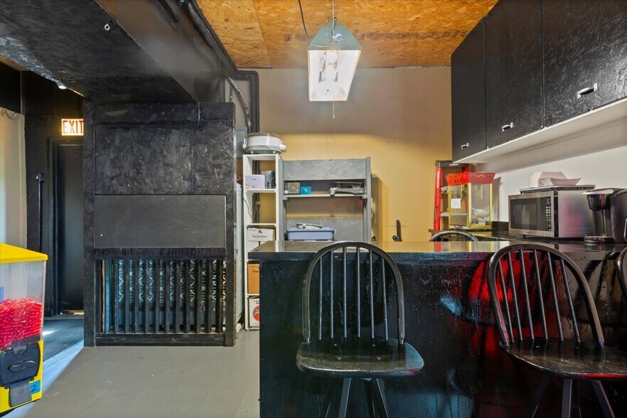 More Photos Of 626 16th Avenue, Council Bluffs General Retail For Sale