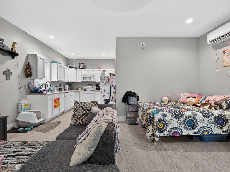 More Photos Of 217 State St, Ashley General Retail For Sale