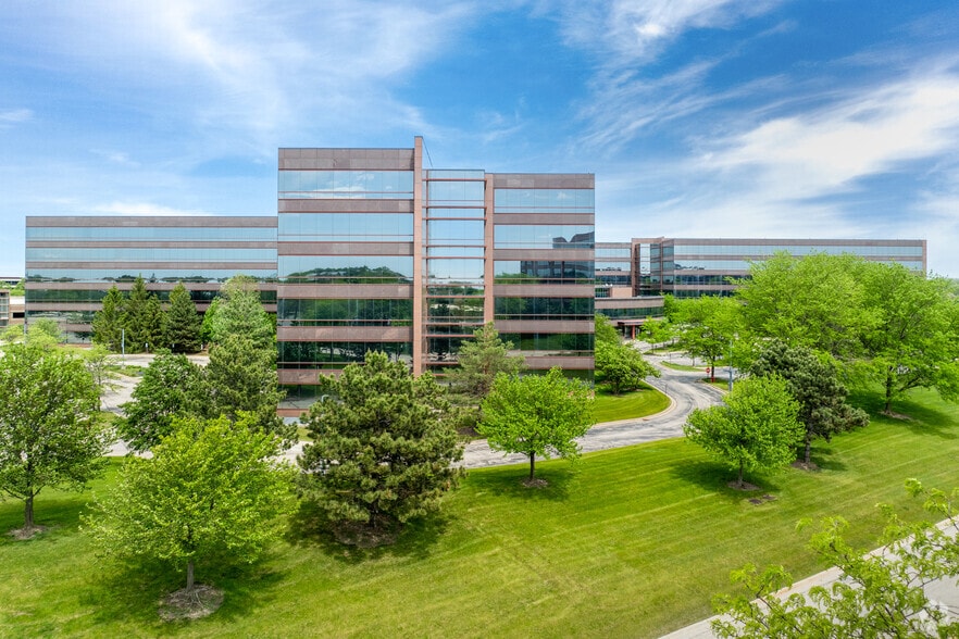 More Photos Of 4 Overlook Pt, Lincolnshire Office For Lease