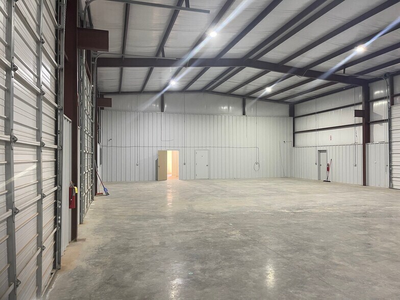 More Photos Of 1719 E County Road 153, Midland Warehouse For Lease