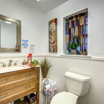 More Photos Of 737 Irby Ln, Irving Medical For Sale