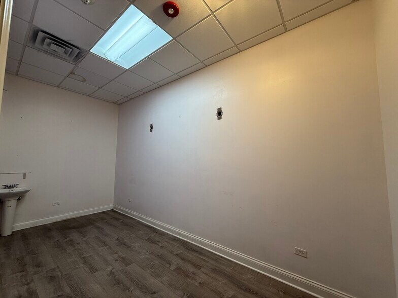 More Photos Of 771-777 Milwaukee Ave, Glenview Storefront Retail Office For Sale