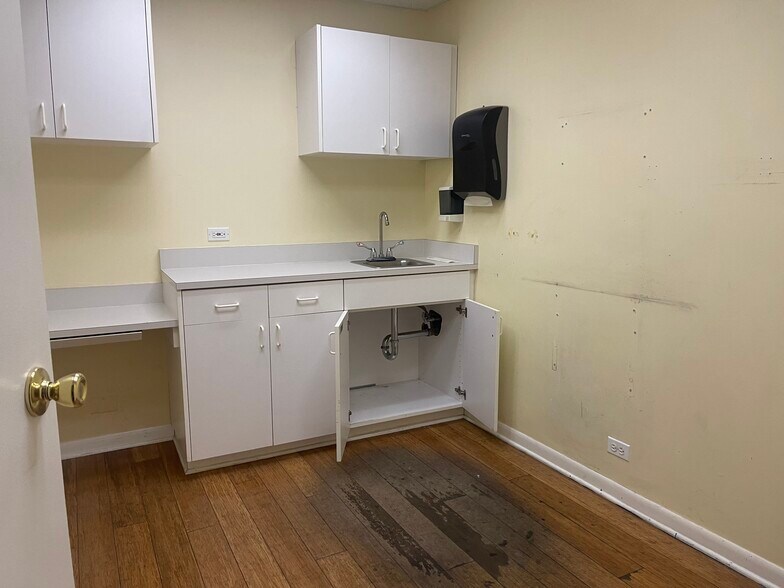 More Photos Of 69-73 N Broadway St, Des Plaines Medical For Lease