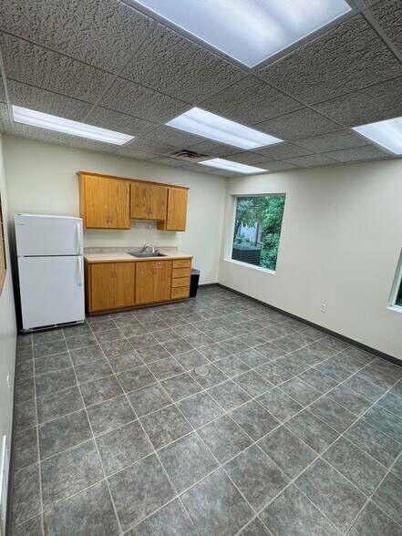More Photos Of 5833 Pecan St, North Branch Office For Sale