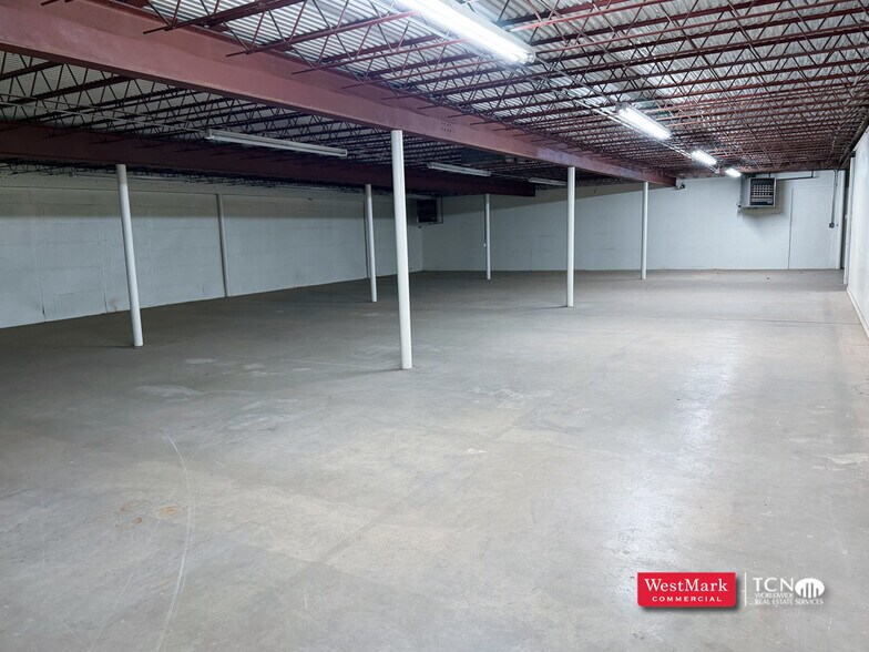 More Photos Of 1316 54th St, Lubbock Showroom For Lease