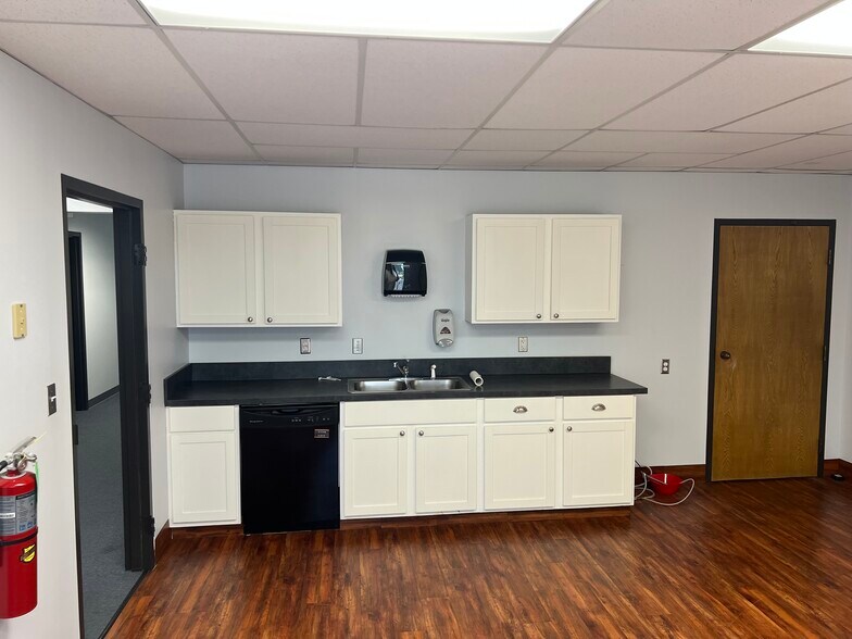 More Photos Of 1800 S Elm Pl, Broken Arrow Bank For Lease