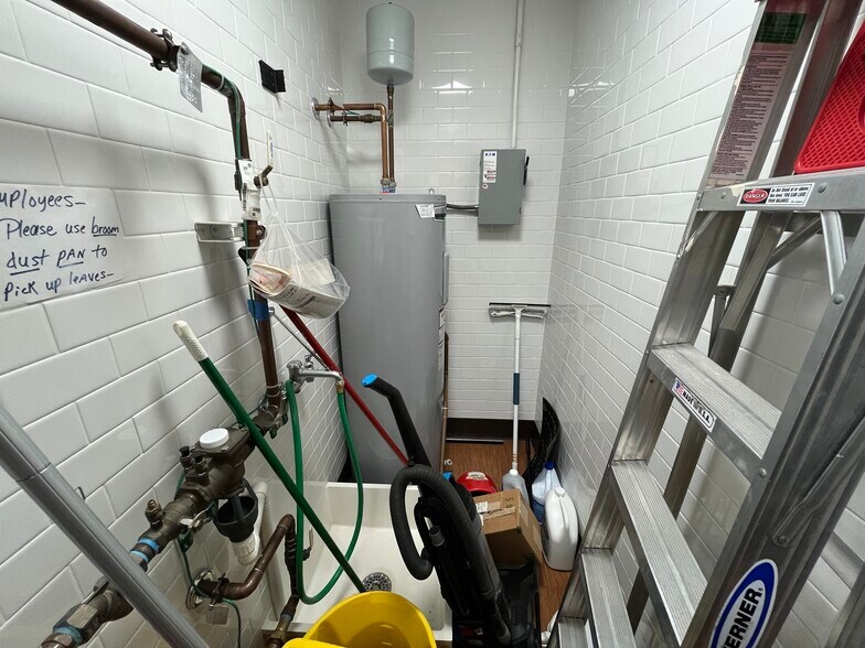 More Photos Of 2306-2332 Hassell Rd, Hoffman Estates General Retail For Sale