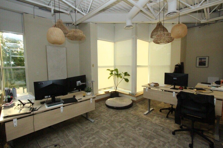 More Photos Of 2323 Boundary Rd, Vancouver Light Distribution For Sale