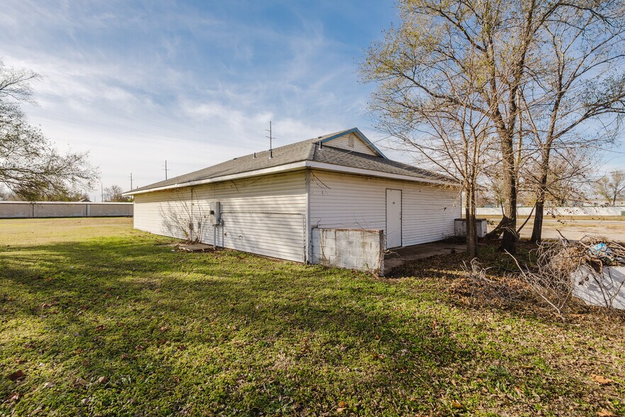 More Photos Of 5110 S Hydraulic St, Wichita Freestanding For Sale