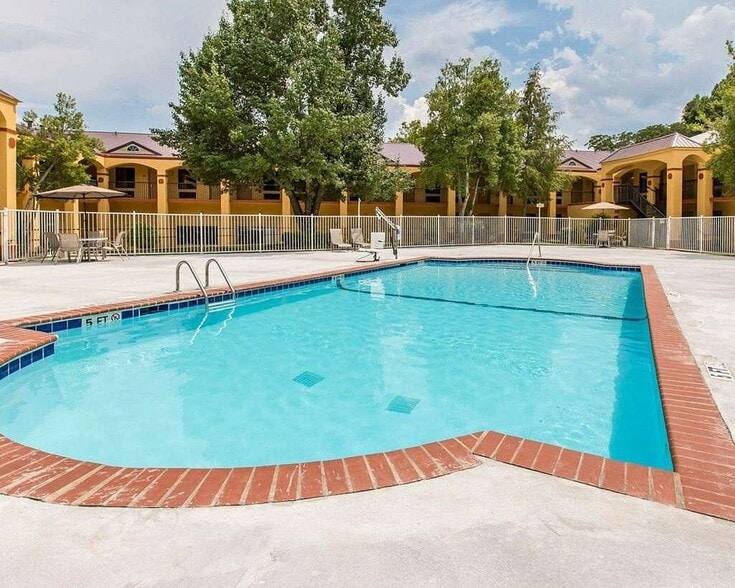 More Photos Of 1507 N Tibbs Rd, Dalton Hotel For Sale
