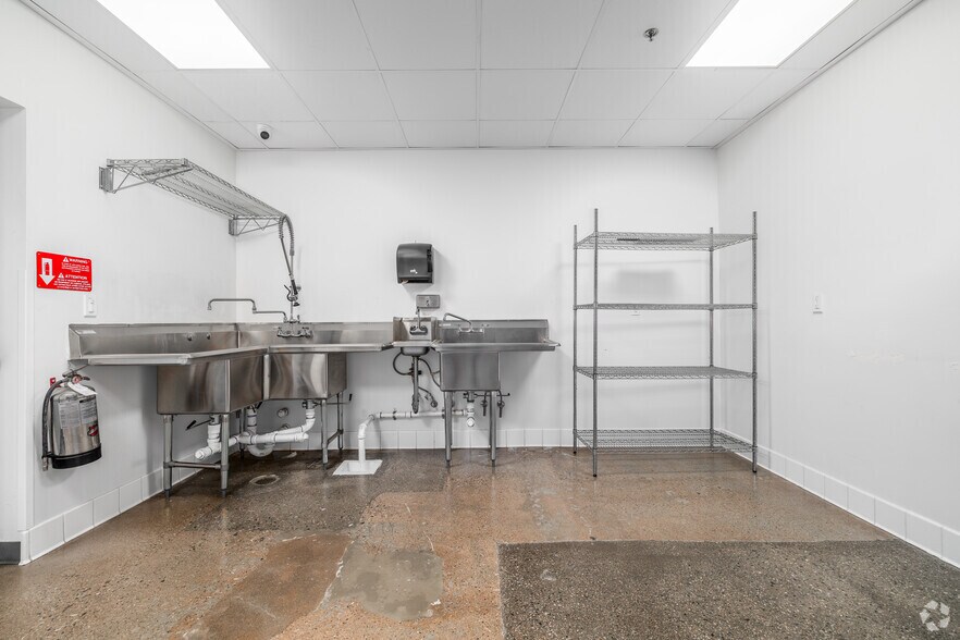 More Photos Of 14435 Victory Blvd, Van Nuys Health Club For Lease