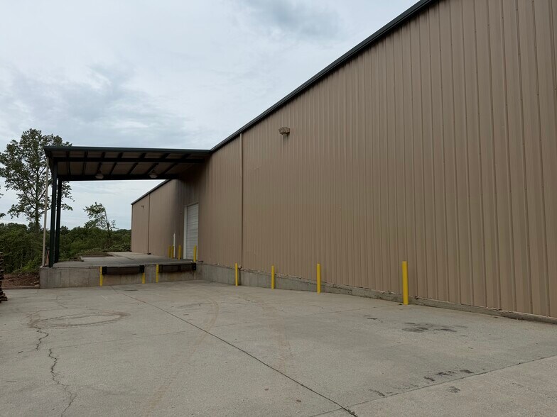 More Photos Of 325 Poplar St, Buford Warehouse For Lease