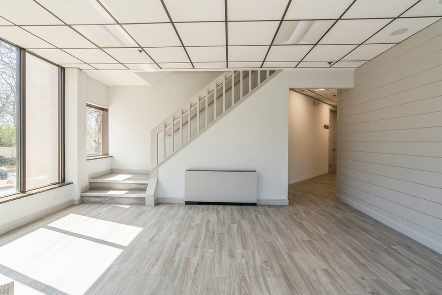 More Photos Of 2039 Palmer Ave, Larchmont Medical For Lease