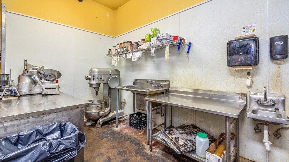 More Photos Of 207 E Hughitt St, Iron Mountain Restaurant For Sale