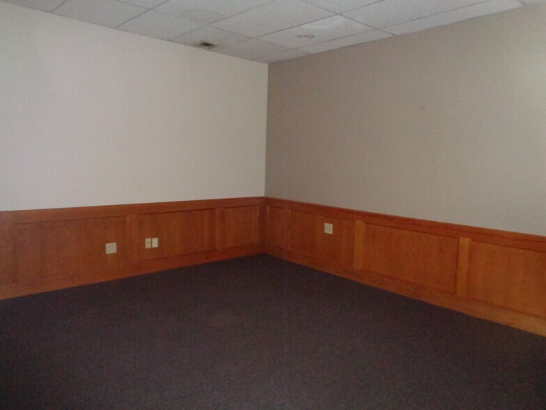 More Photos Of 3903-3913 S Lynn Ct, Independence Office For Sale