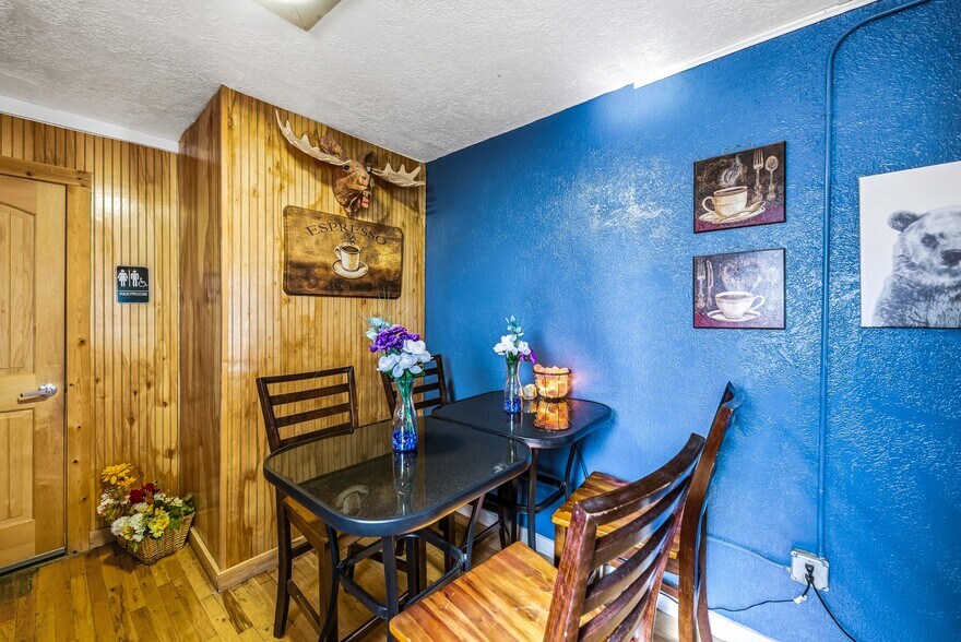 More Photos Of 1047 N 1st St, Montrose Office For Sale