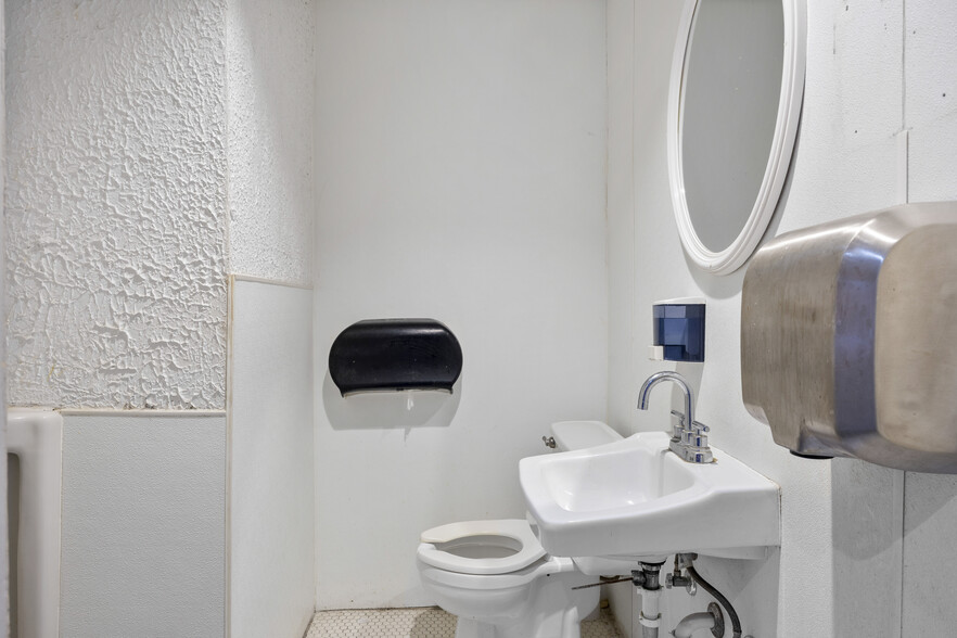 More Photos Of 1118 Broadway, Albany Bar For Sale