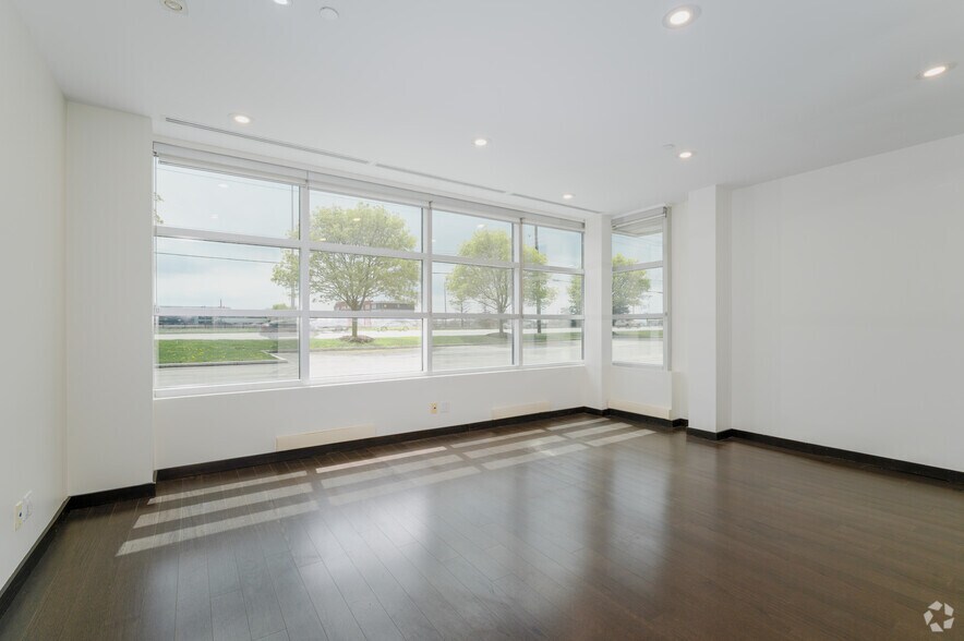 More Photos Of 2351 Upper Middle Rd E, Oakville Warehouse For Lease