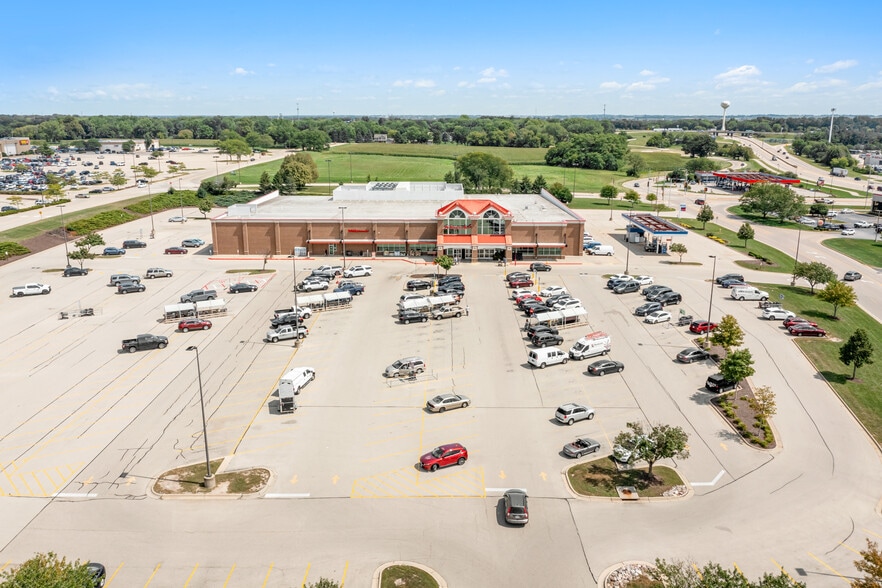 More Photos Of 2206 Barnes Blvd, Rockford Supermarket For Sale