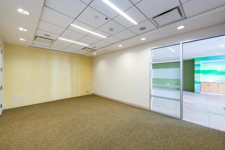 More Photos Of 350 5th Ave S, Naples Storefront Retail Office For Lease