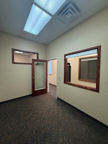 More Photos Of 1414 Hawk Pky, Montrose Freestanding For Lease