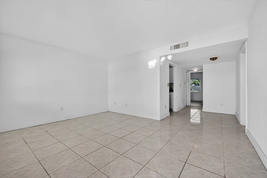 More Photos Of 275 116th Ave, Treasure Island Apartments For Sale