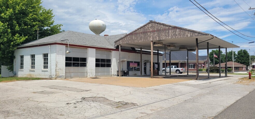 More Photos Of 425 W Market St, Red Bud Flex For Sale