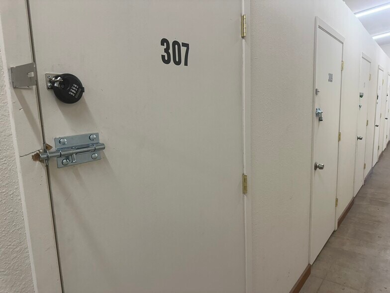 More Photos Of 2195 E Cherry St, Paris Self Storage For Sale