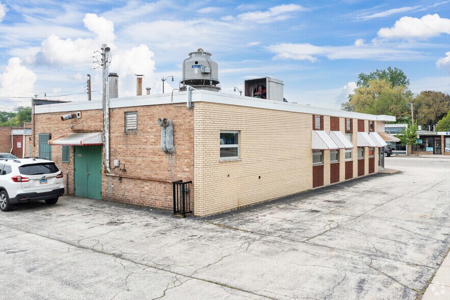 More Photos Of 4456 Oakton St, Skokie General Retail For Lease