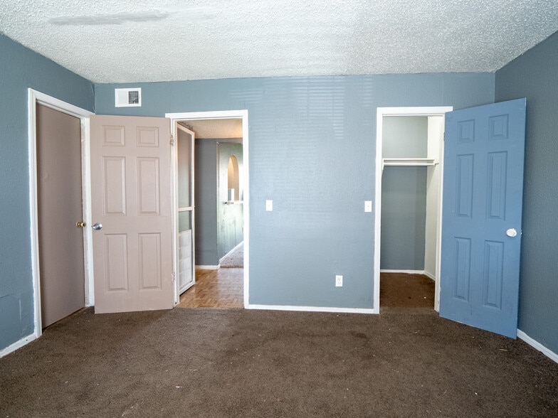 More Photos Of 5924 NW 10th St, Oklahoma City Apartments For Sale