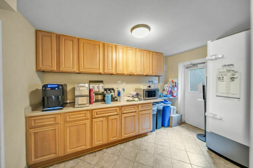 More Photos Of 319-321 D St NE, Washington Office For Lease