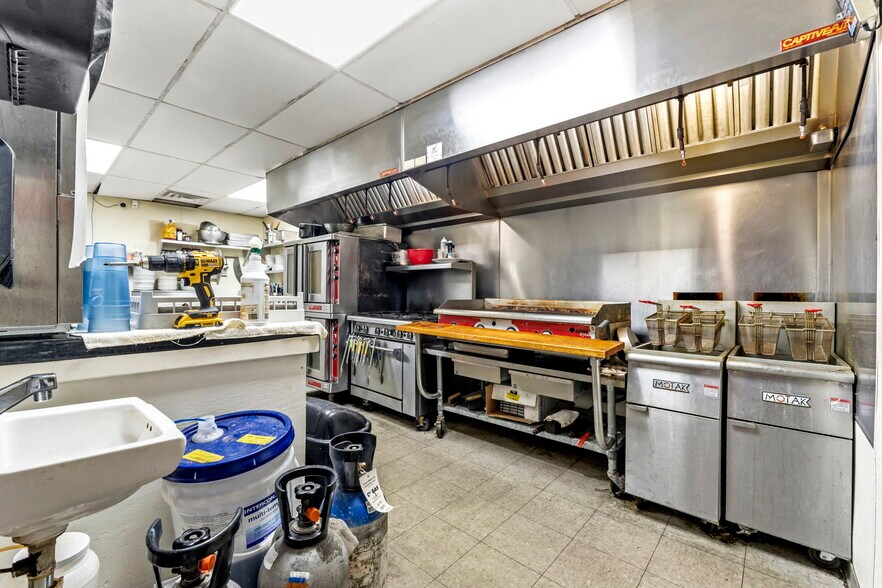 More Photos Of 770 E Franklin St, Huntington Restaurant For Sale