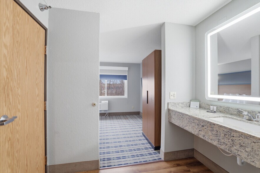 More Photos Of 4675 White Bear Pky, White Bear Lake Hotel For Sale