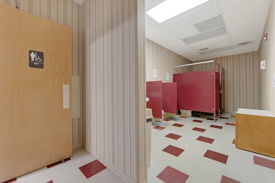 More Photos Of 8645 E Backwater Rd, North Webster Showroom For Lease