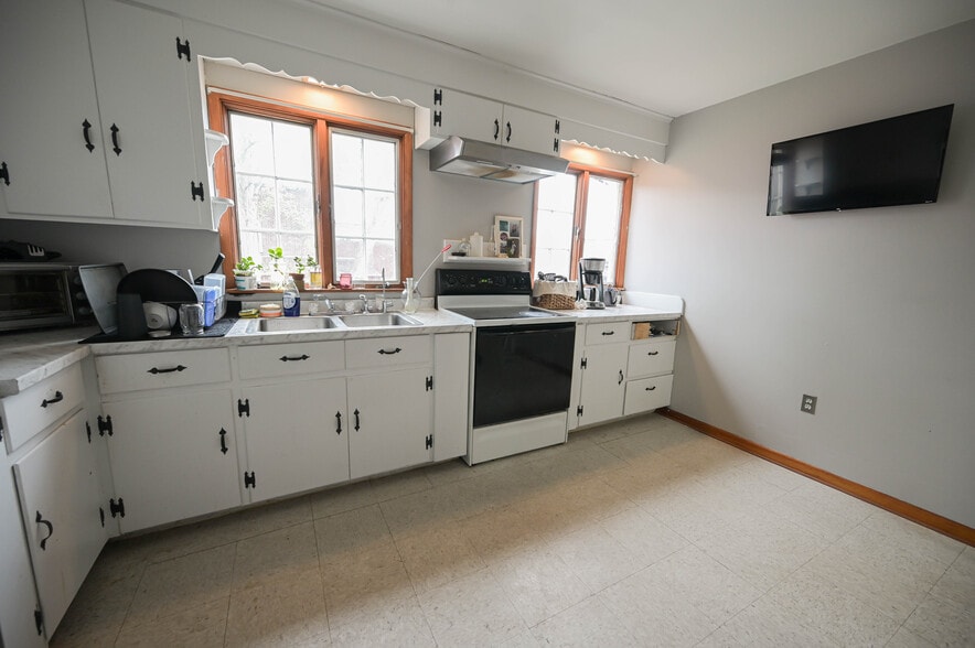 More Photos Of 704 Utica St, Oriskany Specialty For Sale