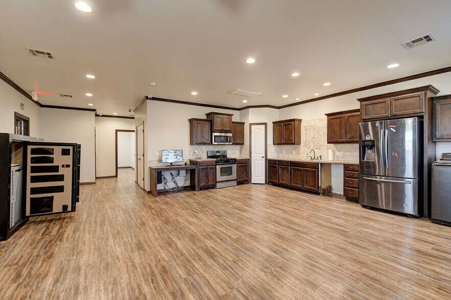 More Photos Of 8900 Charter Oak Rd, Edmond Flex For Sale