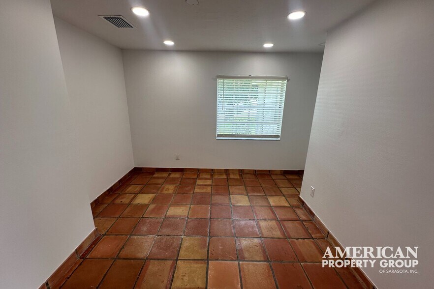More Photos Of 7733-7739 Holiday Dr, Sarasota Loft Creative Space For Sale